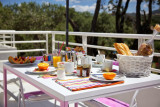 Petit déjeuner en terrasse - © Anne Marie Orticoni Petit déjeuner en terrasse