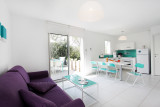 Séjour, cuisine et terrasse - © Résidence Le Clos Saint Paul Séjour, cuisine et terrasse
