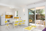 Séjour, Cuisine et terrasse - © Résidence Le Clos Saint Paul Séjour, Cuisine et terrasse